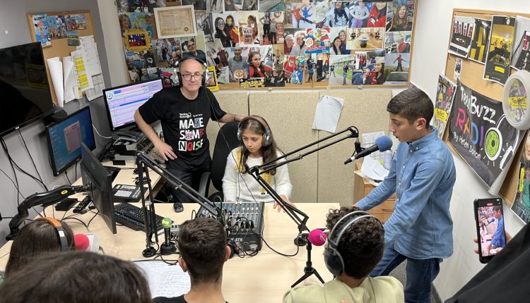 תלמידים מצטיינים מאום אל פאחם עושים רדיו עולמי עם הלן דורון צילום אסף לוי (1)