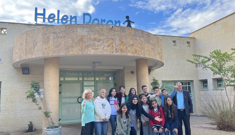 תלמידים מצטיינים מאום אל פאחם עושים רדיו עולמי עם הלן דורון צילום אסף לוי (2)