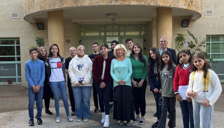 תלמידים מצטיינים מאום אל פאחם עושים רדיו עולמי עם הלן דורון צילום אסף לוי (3)
