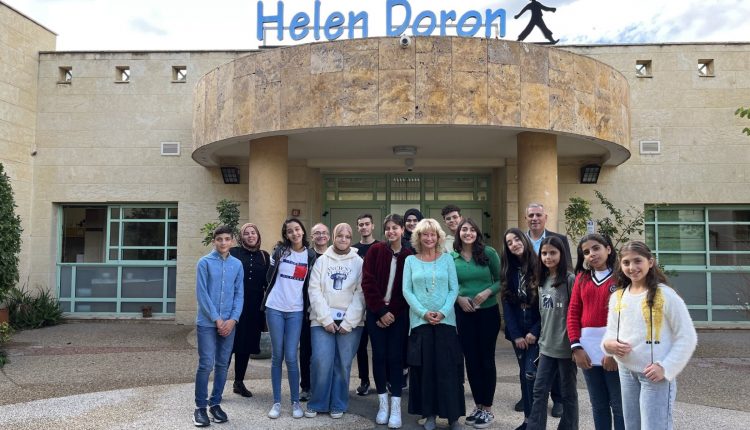 תלמידים מצטיינים מאום אל פאחם עושים רדיו עולמי עם הלן דורון צילום אסף לוי (5)