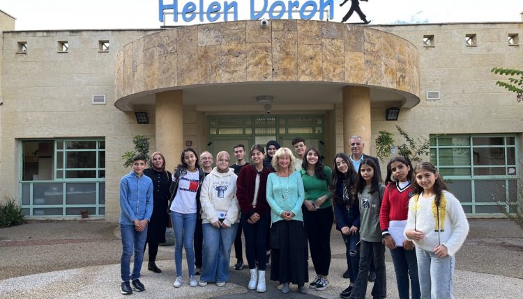תלמידים מצטיינים מאום אל פאחם עושים רדיו עולמי עם הלן דורון צילום אסף לוי (6)