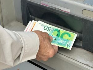 السكن والمواصلات والغذاء تستحوذ على أكثر من 61% من نفقات الأسرة في إسرائيل