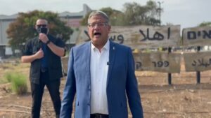 بن غفير على مدخل كفرقاسم يحرض على العرب ” نسبة التصويت لديهم مرتفعة اياكم ان ينجح العرب “