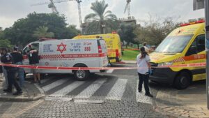 مقتل رجلين في الستينيات من عمرهما إثر تعرضهما للعنف في تل أبيب