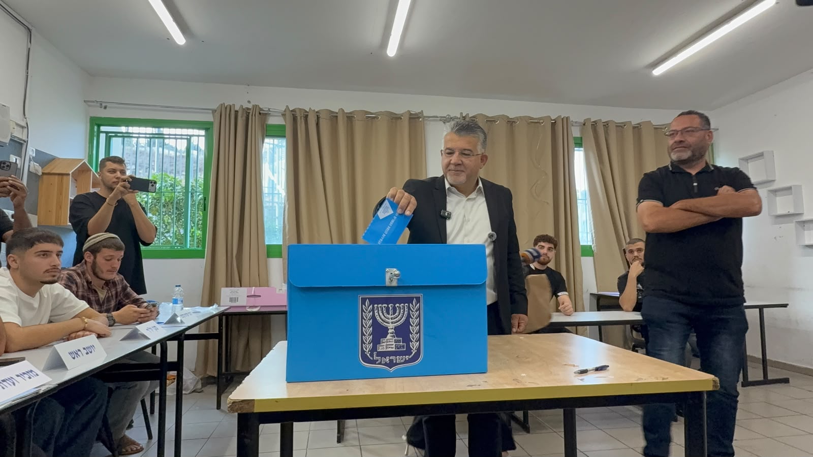 رئيس القائمة المشتركة – د. يوسف جبارين يدلي بصوته في ام الفحم