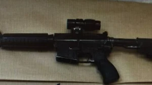 اعتقال شاب من طوبا الزنغرية بشبهة إطلاق النار على مصلحة تجارية وضبط بندقيتي M16
