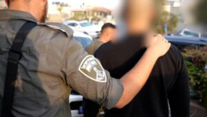 من استرداد الضرائب إلى سحب مدخرات التقاعد.. اعتقال أربعة بشبهة الاحتيال على نحو 500 زبون