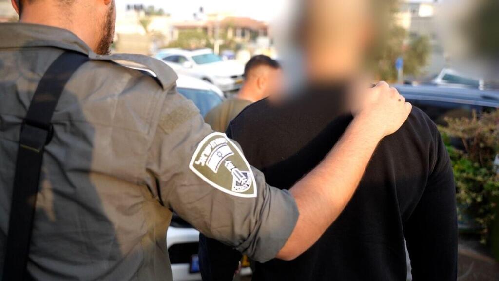 من استرداد الضرائب إلى سحب مدخرات التقاعد.. اعتقال أربعة بشبهة الاحتيال على نحو 500 زبون